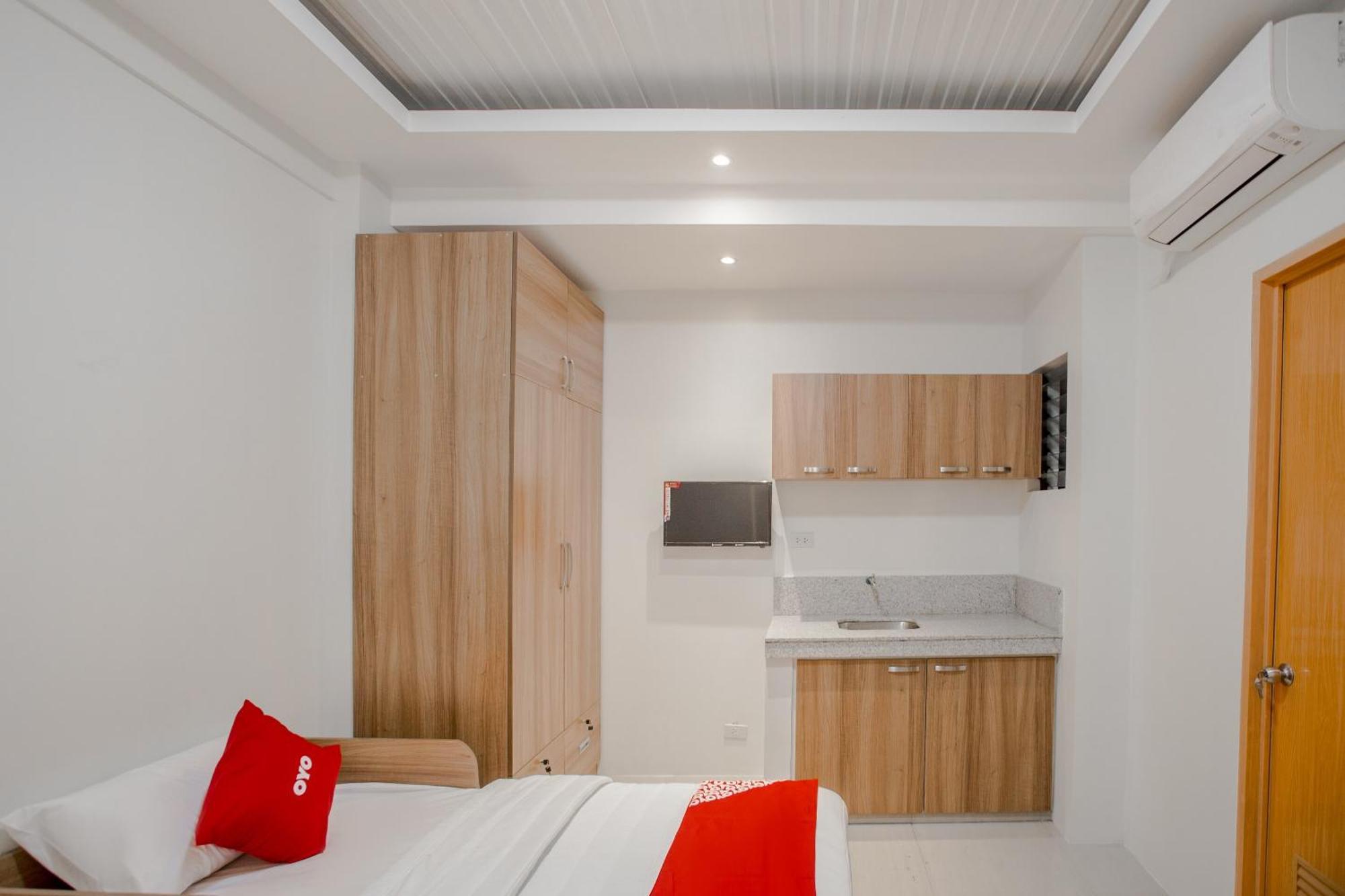 Oyo 605 The Quarters Hotel มะนิลา ภายนอก รูปภาพ