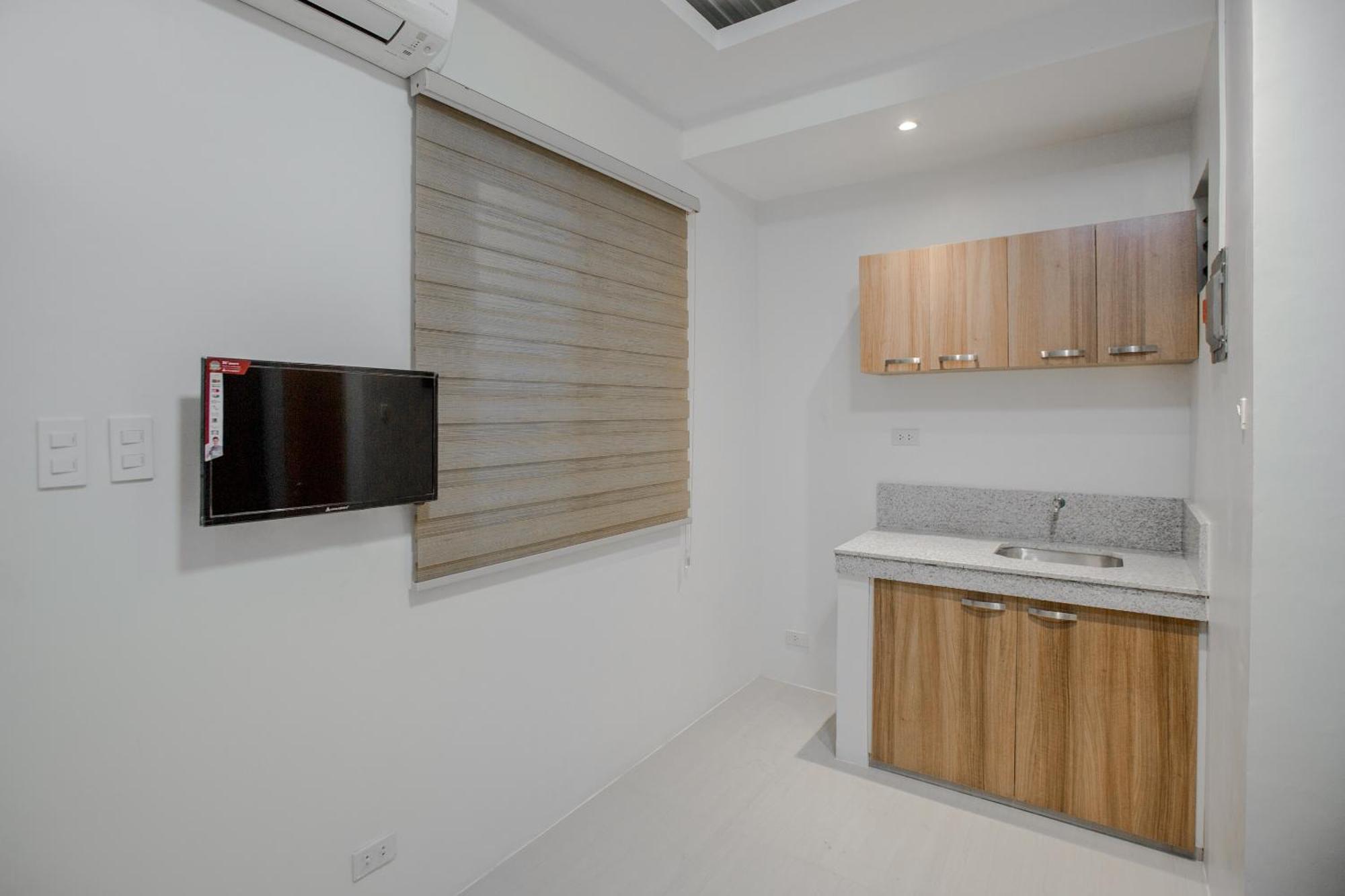 Oyo 605 The Quarters Hotel มะนิลา ภายนอก รูปภาพ