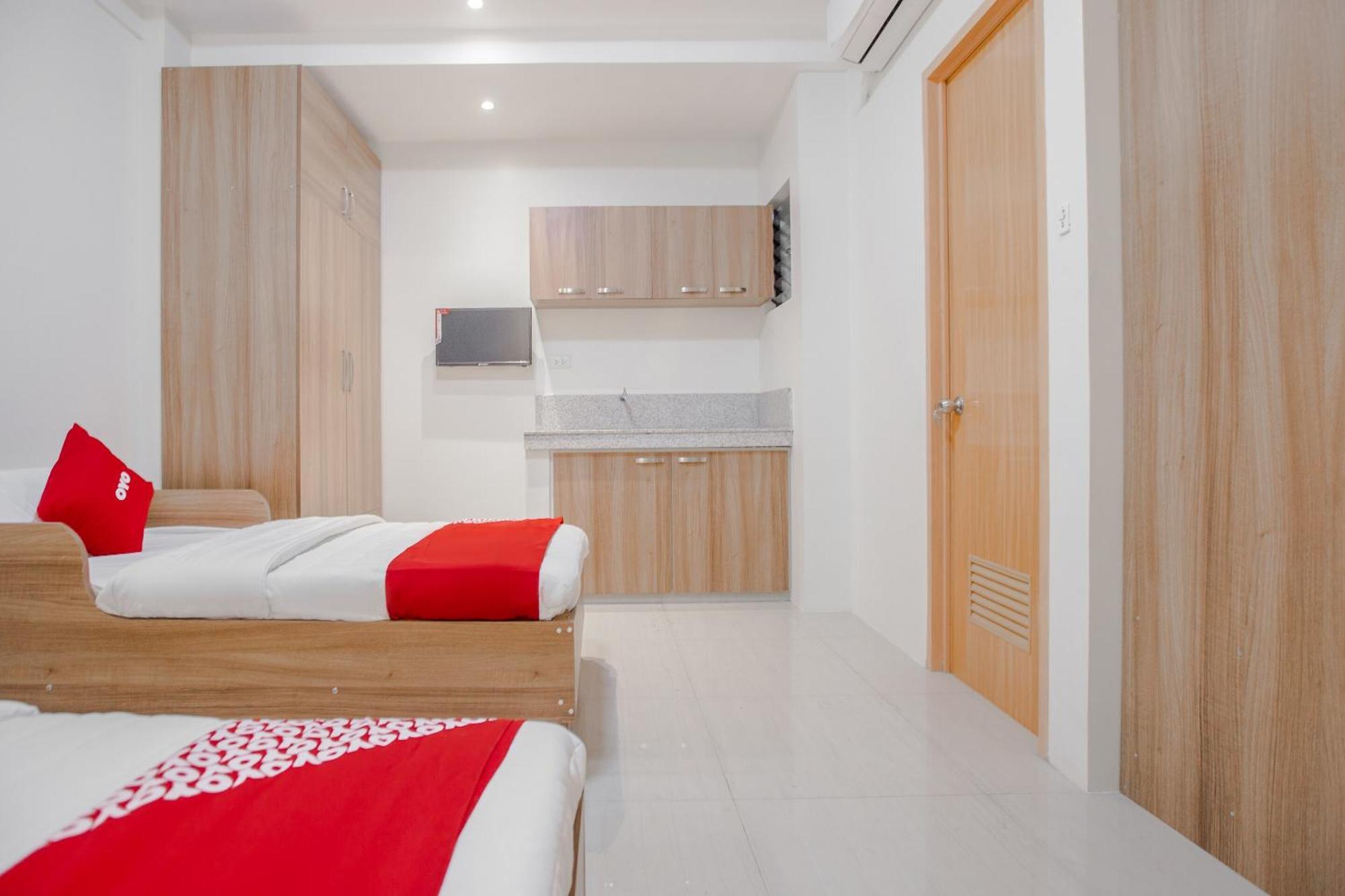 Oyo 605 The Quarters Hotel มะนิลา ภายนอก รูปภาพ