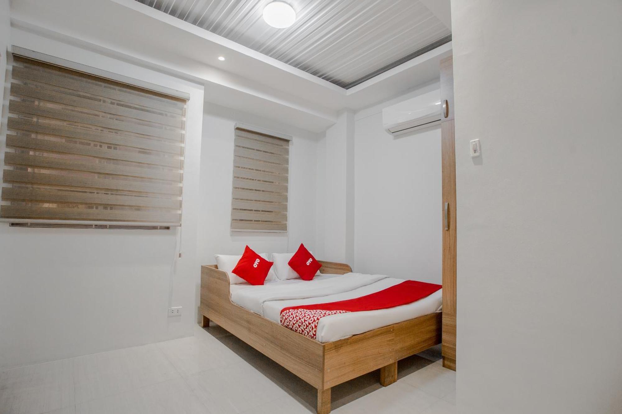 Oyo 605 The Quarters Hotel มะนิลา ภายนอก รูปภาพ