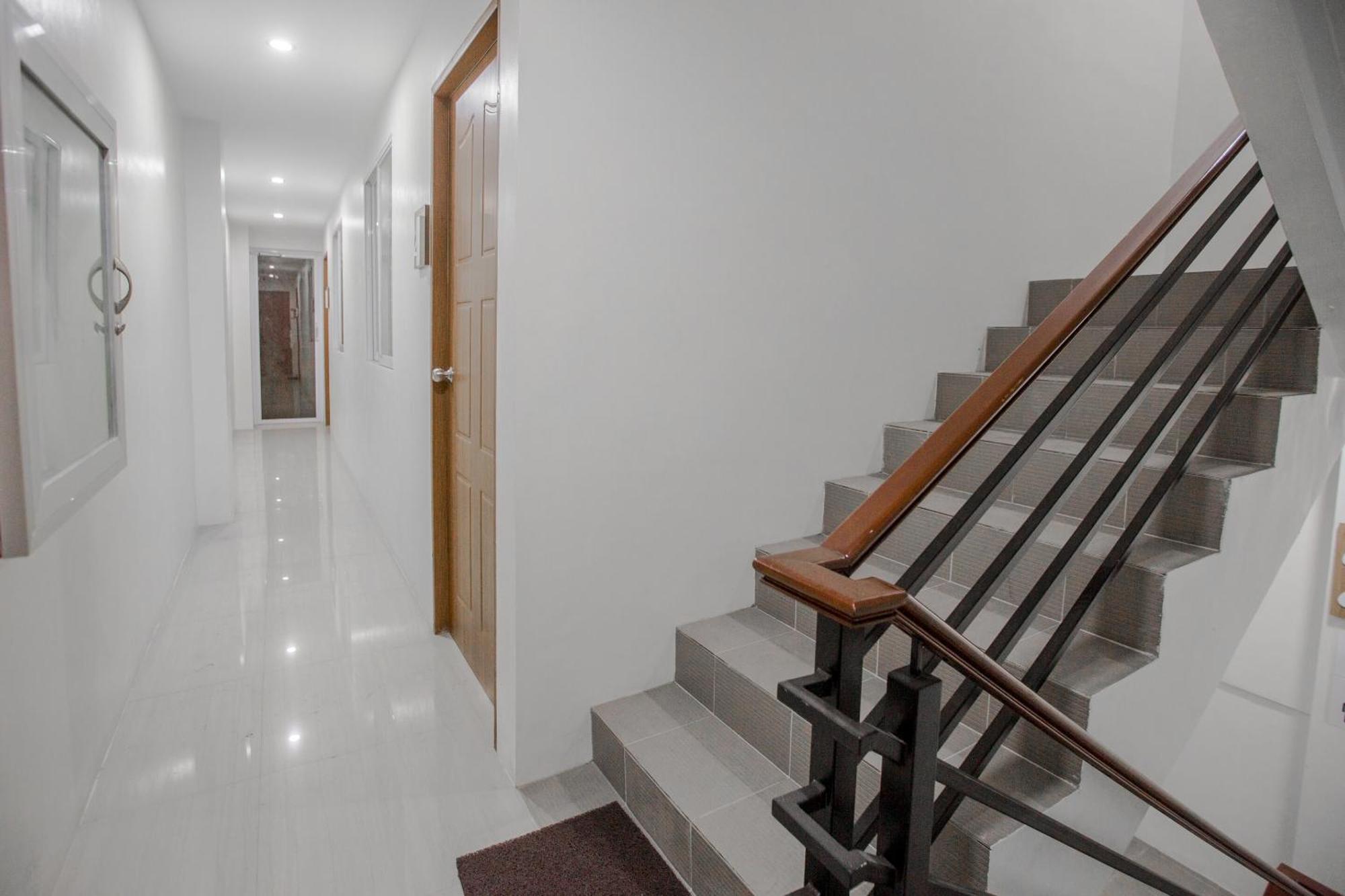 Oyo 605 The Quarters Hotel มะนิลา ภายนอก รูปภาพ