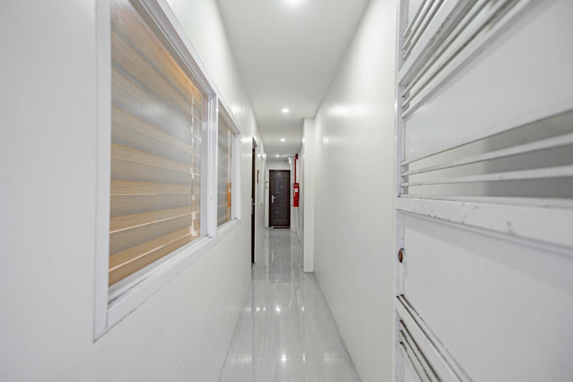 Oyo 605 The Quarters Hotel มะนิลา ภายนอก รูปภาพ