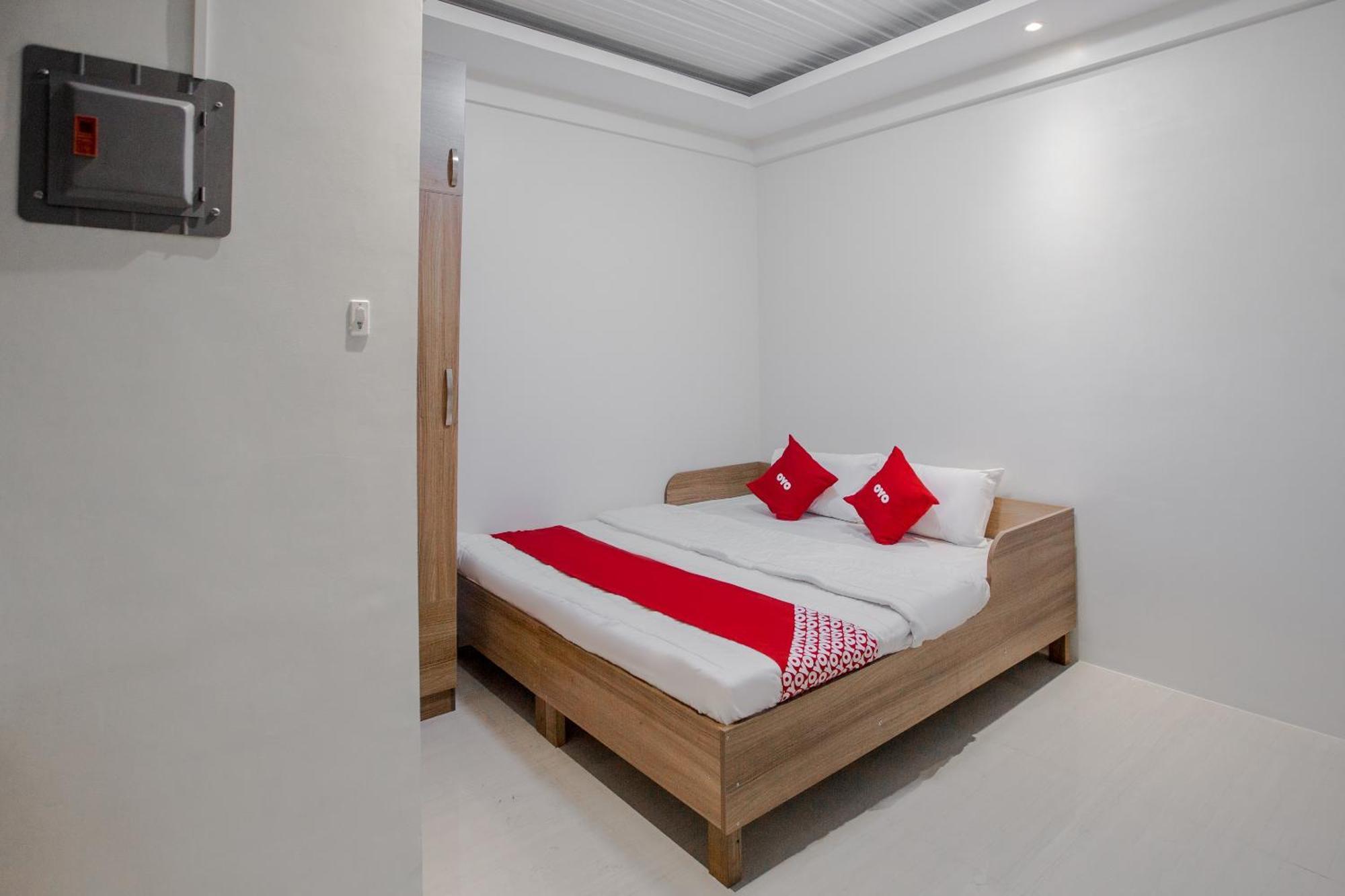 Oyo 605 The Quarters Hotel มะนิลา ภายนอก รูปภาพ